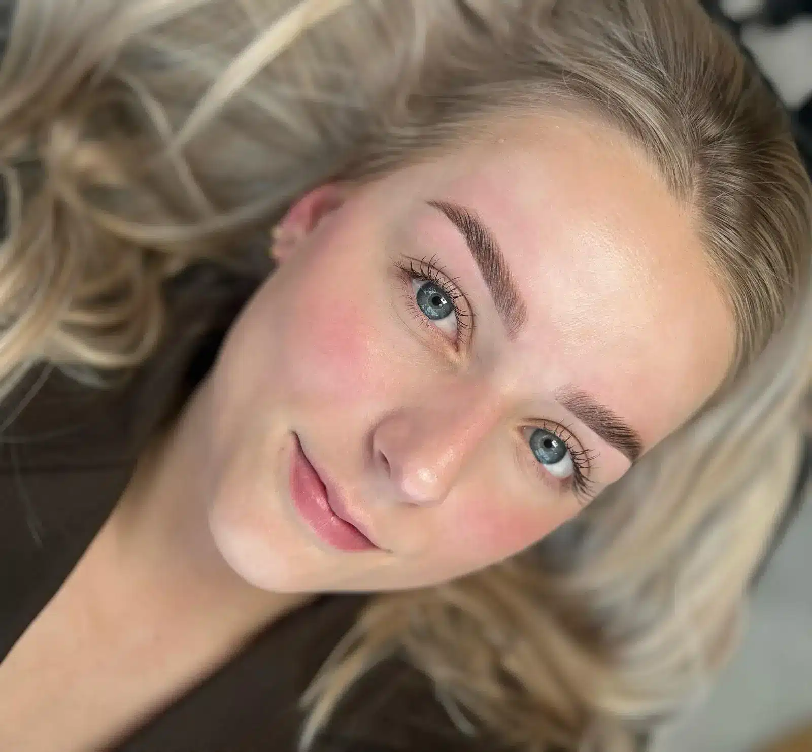 Brow Lift en styling voor een open blik